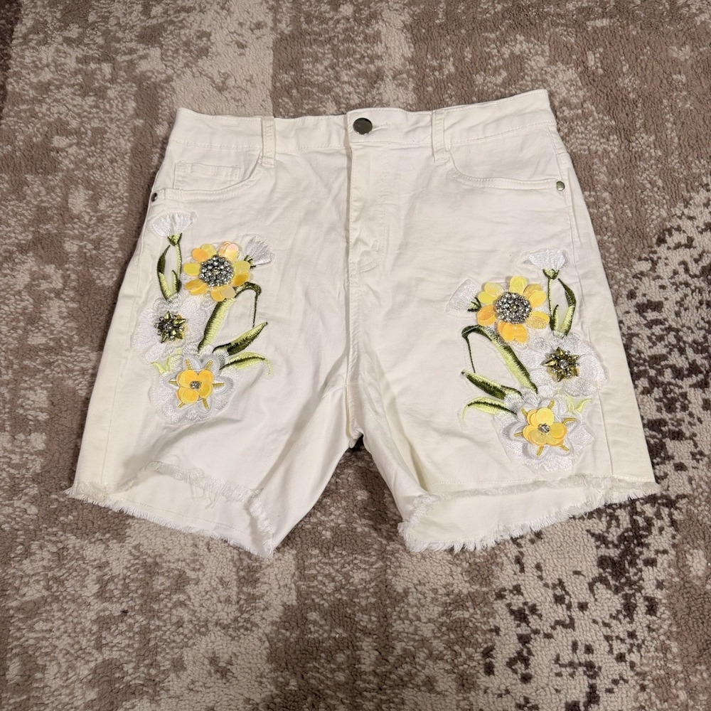 Boston Proper Shorts Women's 6 White Cut Off Floral Embroidered Summer